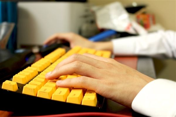 美国顶级AI公司Anthropic编程工具暗藏中国监视代码,持续3个月引发关注