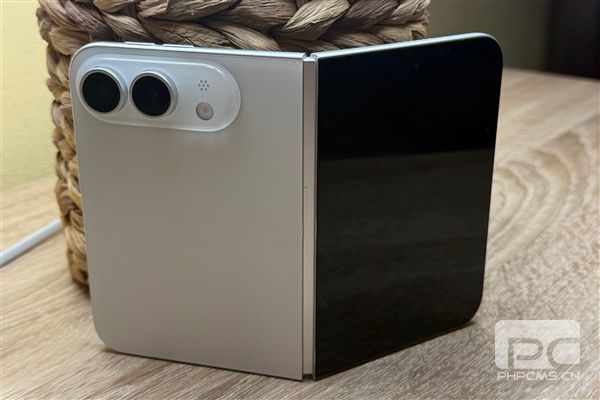iPhone Ultra包装盒引发争议 网友质疑其是否为AI生成