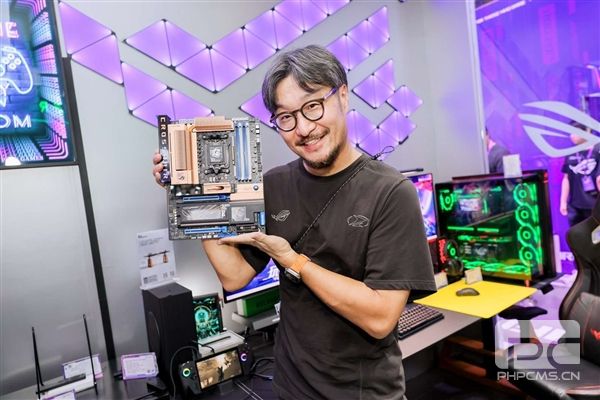 华硕ROG 20周年BW会展重磅发布:初代复刻版售价5206元,超频主板打破9GHz世界纪录