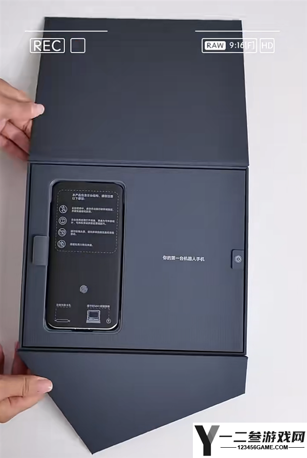 荣耀Robot Phone开箱:全球首款机械臂手机,科幻科技体验!