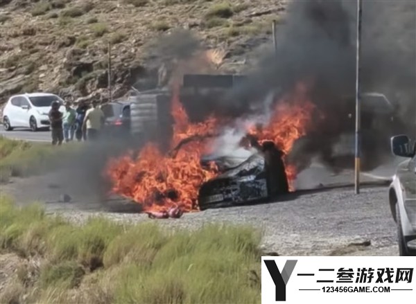 奔驰AMG GT路试车在西班牙高温测试中燃烧成空壳