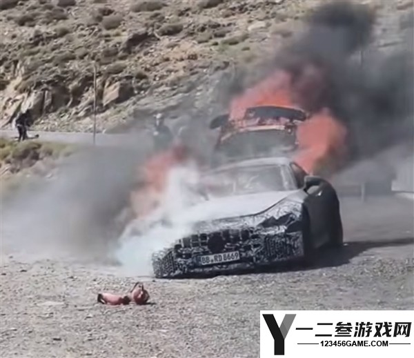 奔驰AMG GT路试车在西班牙高温测试中燃烧成空壳