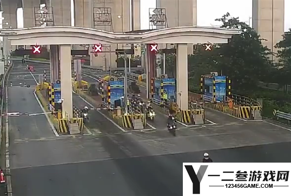 10台摩托车高速冲卡致1人死亡,网友评论:再次为禁摩政策发声