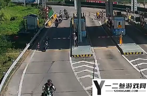 10台摩托车高速冲卡致1人死亡,网友评论:再次为禁摩政策发声
