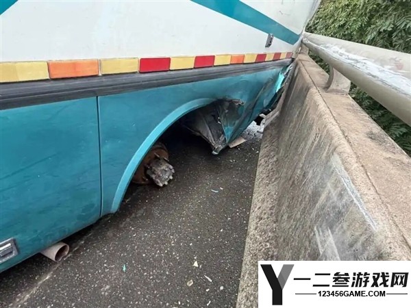 货车高速“越狱”撞护栏,司机称因轮胎螺帽未紧固