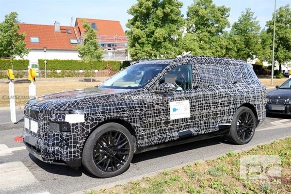 宝马首款纯电SUV iX7谍照曝光：翼片门把手一碰即开，大屏支持游戏娱乐