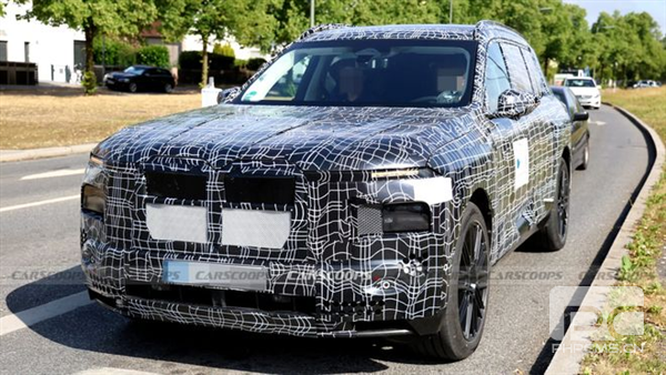 宝马首款纯电SUV iX7谍照曝光：翼片门把手一碰即开，大屏支持游戏娱乐