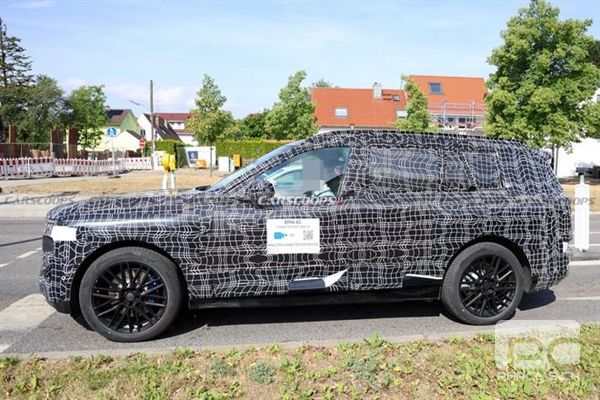 宝马首款纯电SUV iX7谍照曝光：翼片门把手一碰即开，大屏支持游戏娱乐