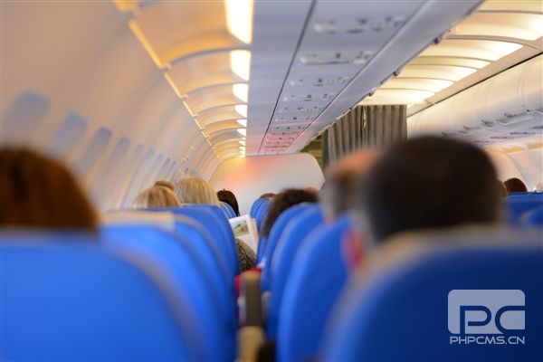 国内航线燃油附加费大幅下调，今日起坐飞机更便宜，最高省50元