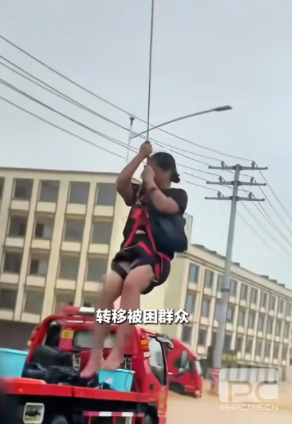广西洪灾中无人机破例吊运群众：人民安全高于一切原则