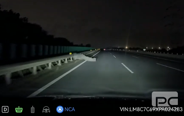 华为智驾夜间高速避让塑料袋引发热议：该压过去还是躲开？