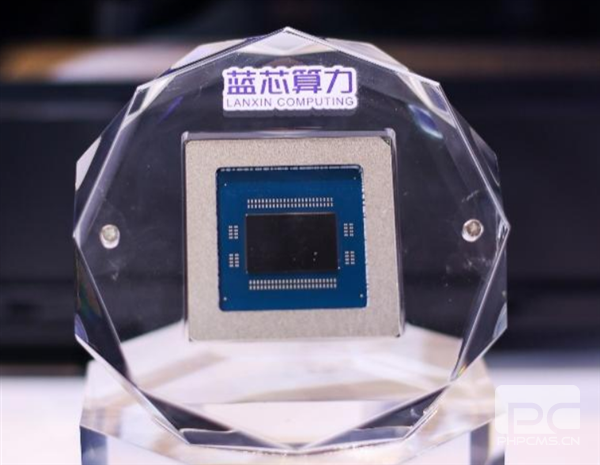 联想发布全球首款开源架构AI服务器，搭载蓝芯智通融合CPU