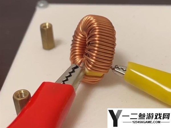 大学生利用精密电路将显卡啸叫转变为8-bit音乐