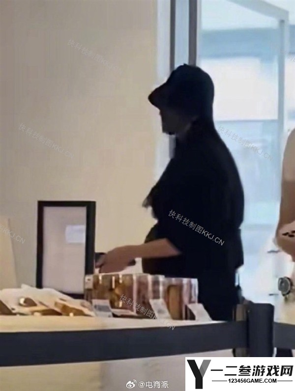理想CEO李想妻子孕肚现身阿那亚 即将迎来第六个孩子