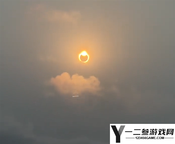 欧洲27年来首次日全食现身，天空闪耀“金色指环”奇观