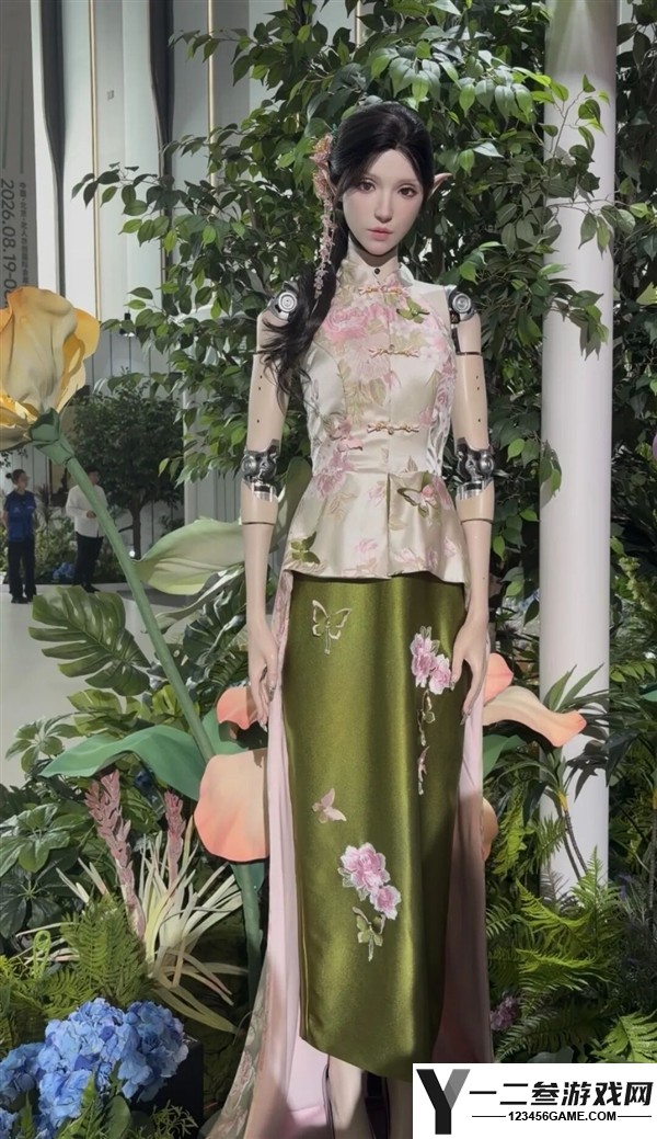 国风穿搭与精致面容！最美机器人展会亮相：脸部皮肤7年如新
