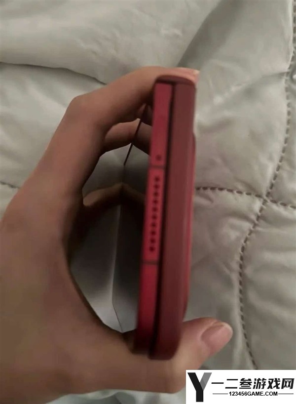 小米18 Fold真机曝光：首发玄戒O3与K100PM同款红色阔折叠设计