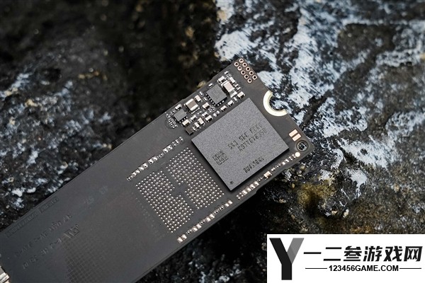 理想电脑扩容选择：实测三星990固态硬盘，PCIe 4.0高效能解析