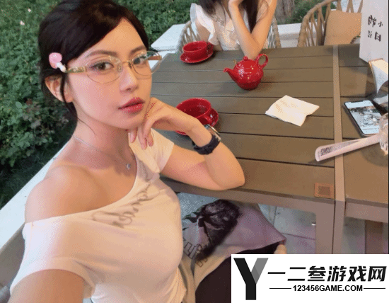 周淑怡直播遭遇恶评：妆容被指丑陋，她霸气回应“喜欢就看，不喜欢就滚”
