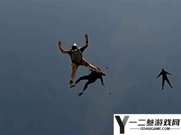 3000米高空跳伞女子被踢晕奇迹生还，渴望再挑战一次